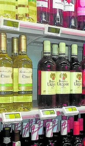 Diferentes botellas en el lineal de un supermercado.