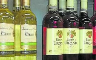 Diferentes botellas en el lineal de un supermercado. Diferentes botellas en el lineal de un supermercado.