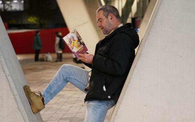 El escritor Javi Bodegas posa con su obra, Los otros de la Vuelta.