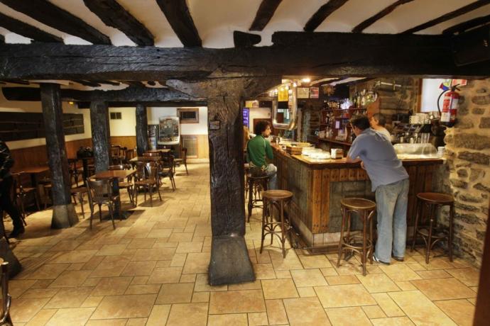 Interior del Bodegón Gorbea.