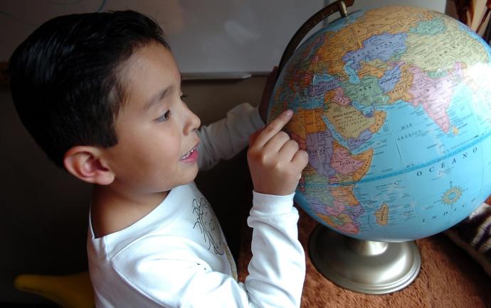 Un niño con una bola del mundo.