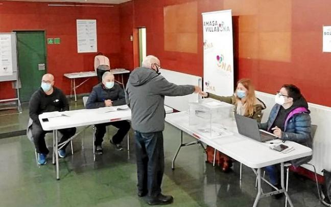 Gurea aretoan herritar bat botoa ematen. Argazkia: N.G.