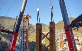 Dos grúas trasladan a su base una pieza de 137 toneladas de peso.