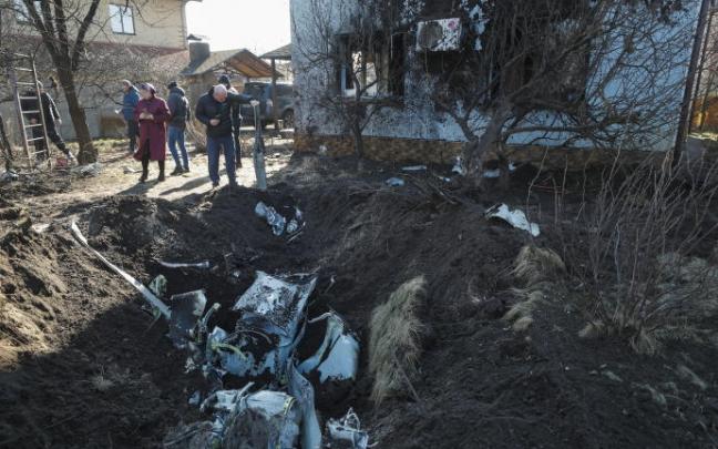 Los efectos de un bombardeo cerca de Kiev.