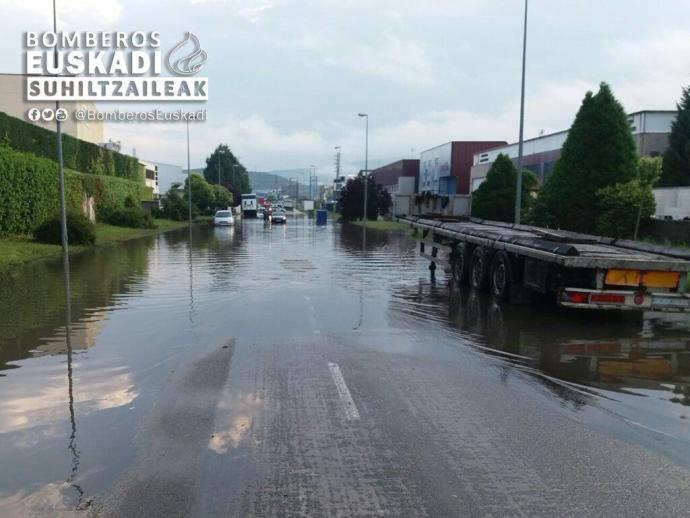 Inundaciones en el polígono industrial de Gojain tras unas intensas lluvias.