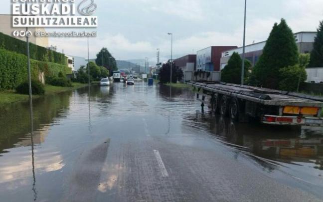 Inundaciones en el polígono industrial de Gojain tras unas intensas lluvias.