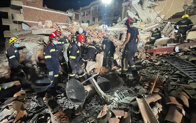 Bomberos trabajando en las labores de rescate. Bomberos trabajando en las labores de rescate.