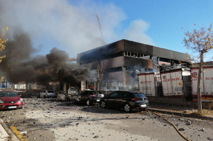 Incendio en el párking de una empresa de un polígono industrial de L'Arboç (Tarragona).