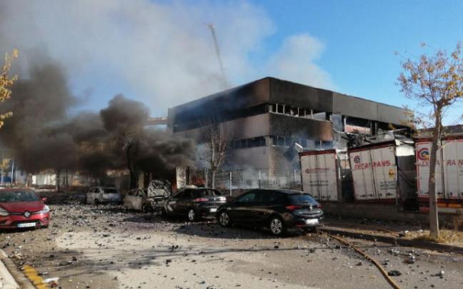Incendio en el párking de una empresa de un polígono industrial de L'Arboç (Tarragona).