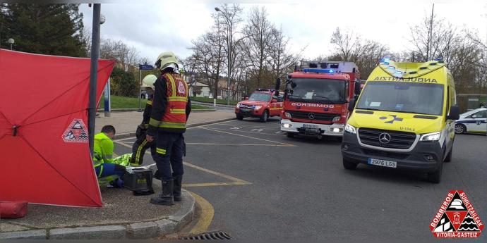 Los servicios de emergencias atienden al ciclista herido