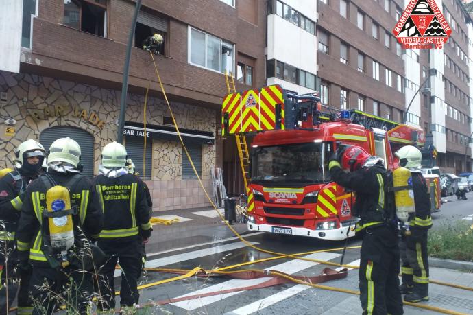 Bomberos en la calle Voluntaria.