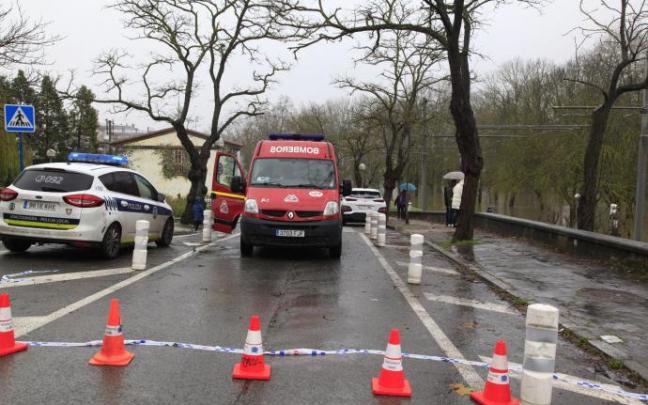 Bomberos de Vitoria en una intervención hoy a causa de las inundaciones.