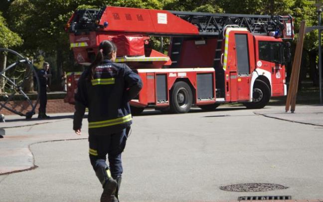 Bomberos en una actuación. Bomberos en una actuación.