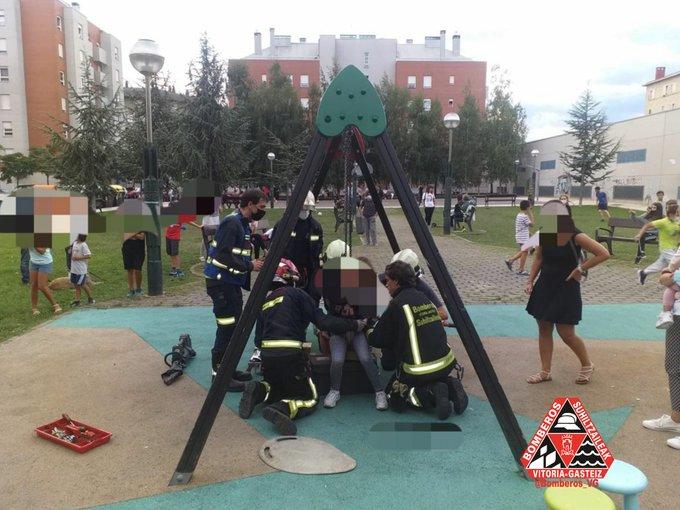 Los Bomberos de Gasteiz sacando a los menores del columpio.