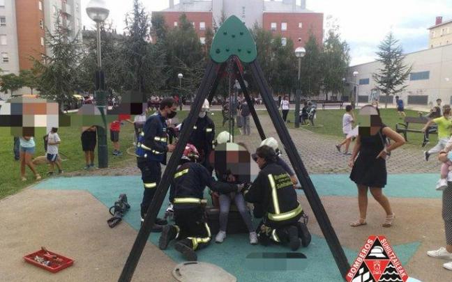 Los Bomberos de Gasteiz sacando a los menores del columpio.