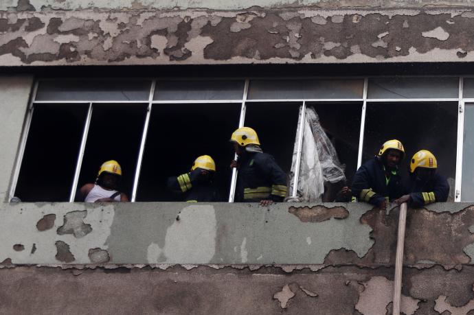 Imagen de archivo de bomberos de India atendiendo un suceso
