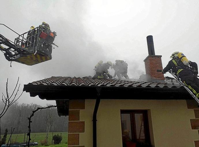 Imagen realizada durante una actuación de los bomberos de Vitoria. Foto: Cedida