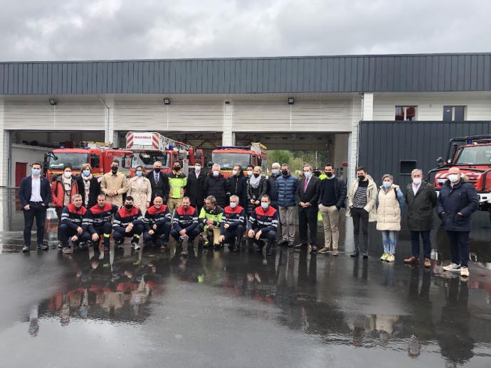 El diputado general y la diputada de Administración Pública y Relaciones Institucionales, junto a los responsables de los 20 municipios de Busturialdea y los bomberos.