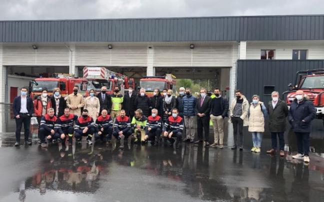 El diputado general y la diputada de Administración Pública y Relaciones Institucionales, junto a los responsables de los 20 municipios de Busturialdea y los bomberos.