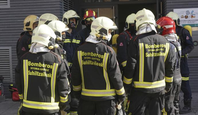 Bomberos de Vitoria en un simulacro de incendio.