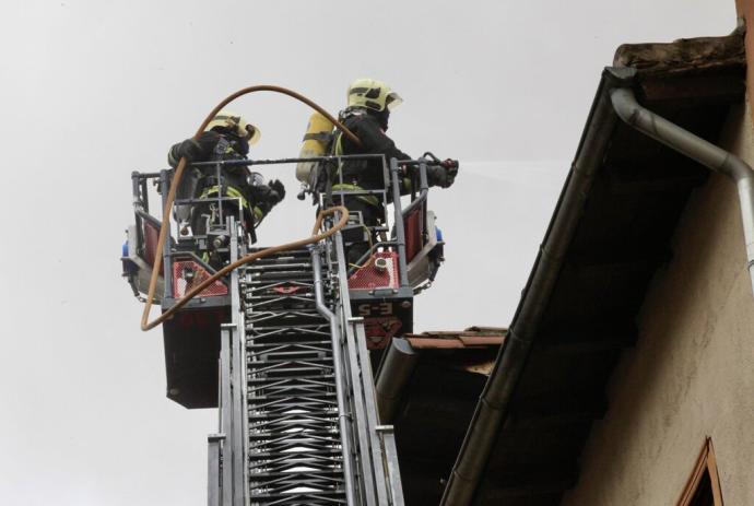 Bomberos apagando un incendio en una vivienda en Vitoria