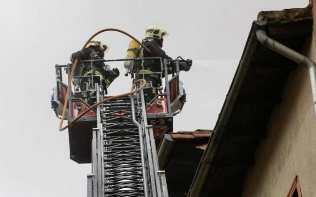 Bomberos apagando un incendio en una vivienda en Vitoria