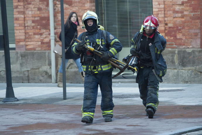 Bomberos arreglando un escape de gas en el puente de San Cristobal