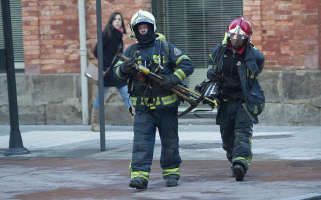 Bomberos arreglando un escape de gas en el puente de San Cristobal