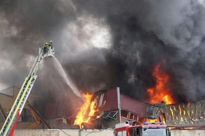 Los bomberos sofocan un incendio en el polígono industrial de El Juncal, en agosto del año pasado