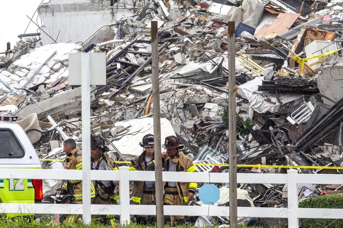 Imagen de archivo de los bomberos buscando entre los escombros del edificio derrumbado en Miami, Estados Unidos.