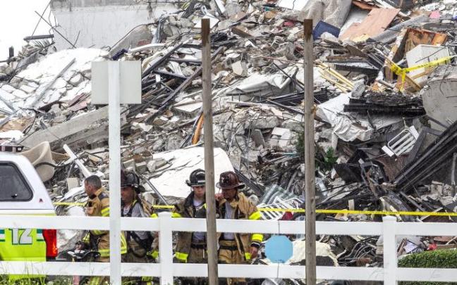 Imagen de archivo de los bomberos buscando entre los escombros del edificio derrumbado en Miami, Estados Unidos. Imagen de archivo de los bomberos buscando entre los escombros del edificio derrumbado en Miami, Estados Unidos.