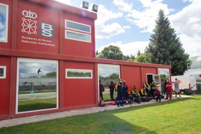 Bomberos, durante la visita de miembros del Gobierno de Navarra a las instalaciones del helipuerto de Miluce.