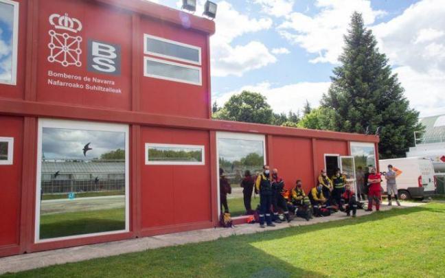 Bomberos, durante la visita de miembros del Gobierno de Navarra a las instalaciones del helipuerto de Miluce.