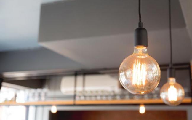 Imagen de una bombilla encendida.