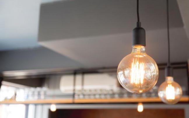 Imagen de una bombilla encendida.