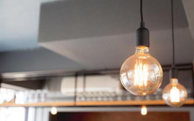 Imagen de una bombilla encendida.