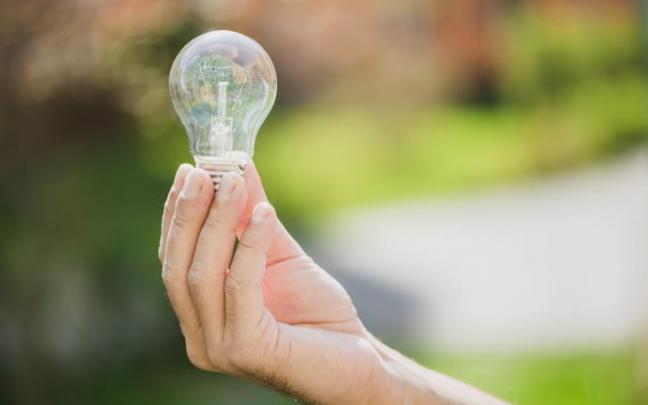 El precio medio de la electricidad se sitúa este lunes en 195,23 euros el megavatio hora. El precio medio de la electricidad se sitúa este lunes en 195,23 euros el megavatio hora.