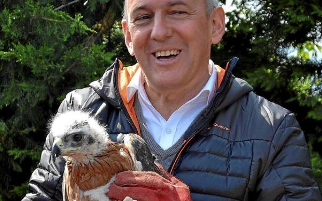 El diputado general de Álava, Ramiro González, con un ejemplar de águila Bonelli. Foto: P. J. Pérez
