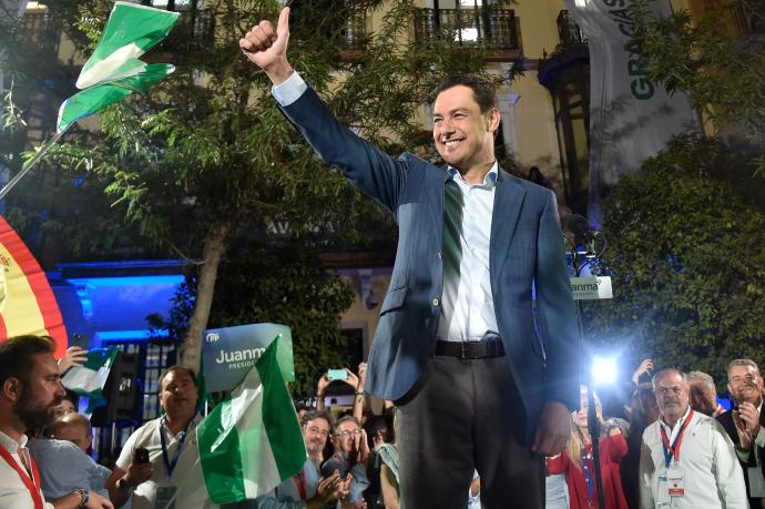 Juanma Moreno celebra su victoria electoral.