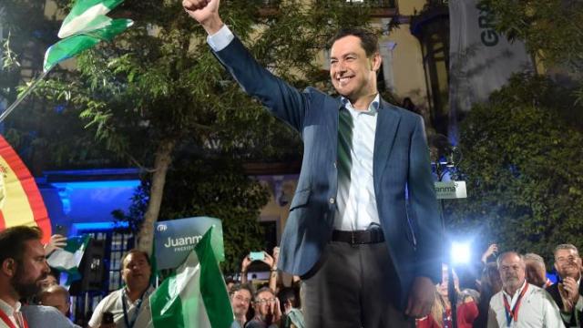 Juanma Moreno celebra su victoria electoral.
