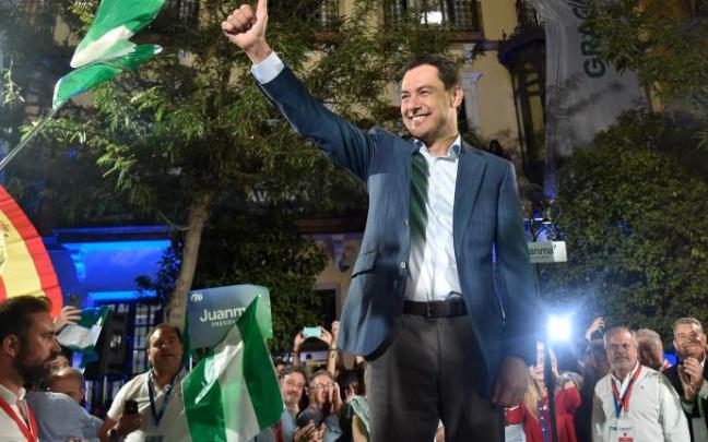 Juanma Moreno celebra su victoria electoral. Juanma Moreno celebra su victoria electoral.