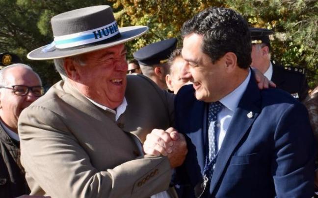 Juanma Moreno (d) ha anunciado el adelanto electoral este domingo en la romería de la Virgen de la Cabeza.