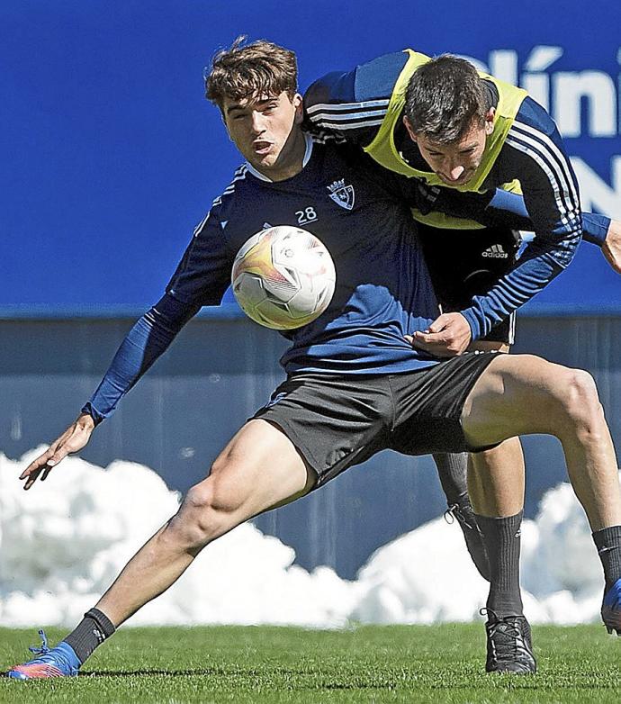 Intensa defensa de David García sobre Javi Martínez durante el entrenamiento de ayer en El Sadar. Foto: Club Atlético Osasuna