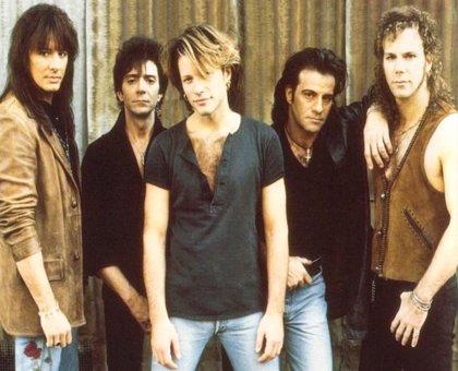 El bajista Alec John Such, segundo por la derecha, junto a sus compañeros de Bon Jovi.