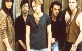 El bajista Alec John Such, segundo por la derecha, junto a sus compañeros de Bon Jovi.