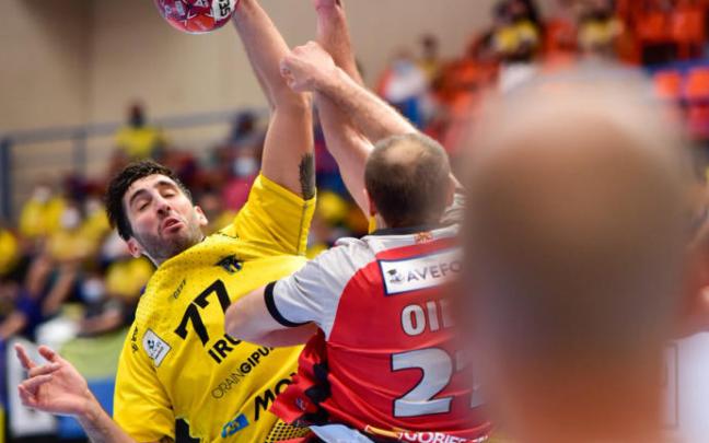 Nicolás Bonanno, en un partido con Bidasoa.