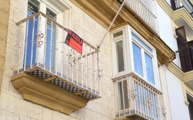 Una casa con el cartel de "se alquila".