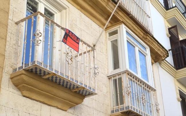 Una casa con el cartel de "se alquila". Una casa con el cartel de "se alquila".