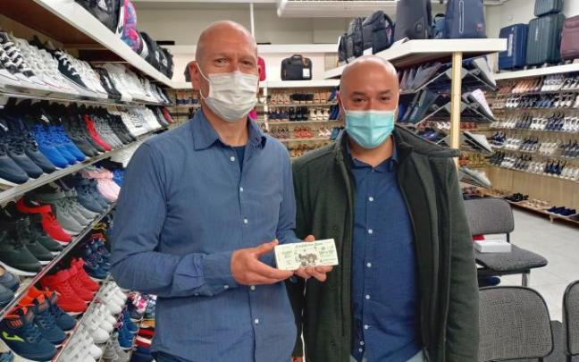 Ayastuy y Solla, con el Bono Comercio fabril.