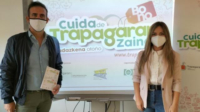 Iñaki Sasiain de Baturik, y la edil Karmele Martínez.